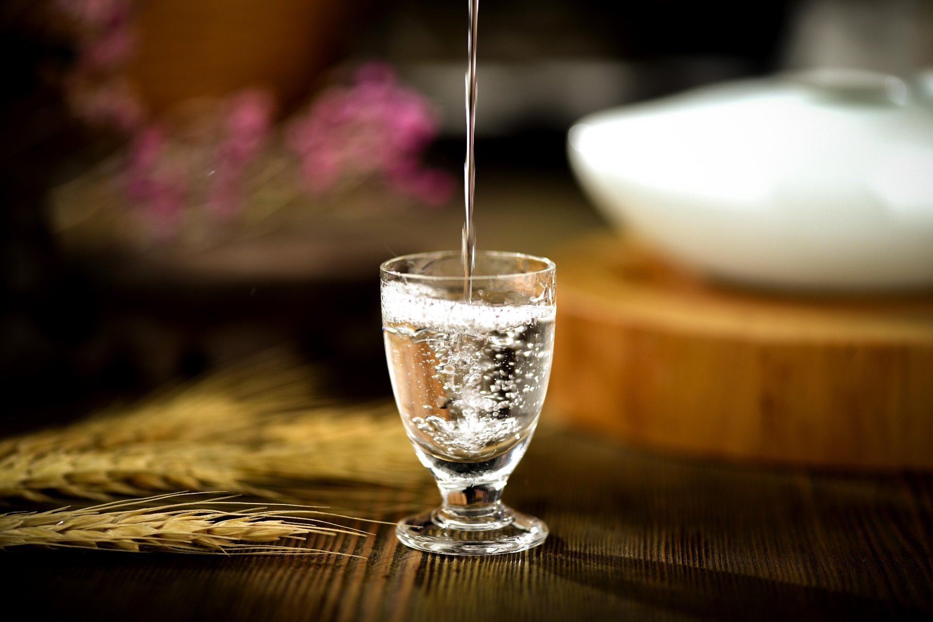白酒倒入酒杯特写